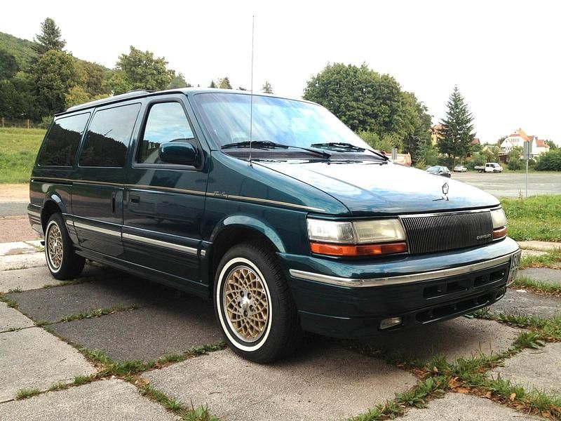Grün Gebraucht 1995 Chrysler Town & Country Van | 3.500 € - Bild 1/4