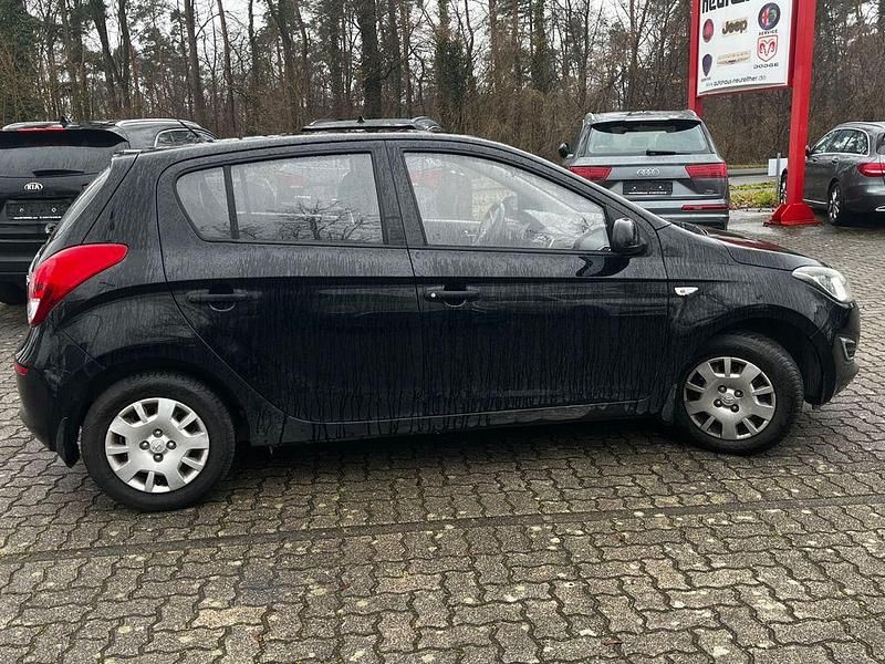 Gebraucht Hyundai i20 Edition 86 PS (63 kW) 2013 Schwarz Kleinwagen