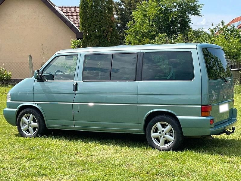 Second-hand VW Caravelle 151 CP (111 kW) 2002 Verde Van