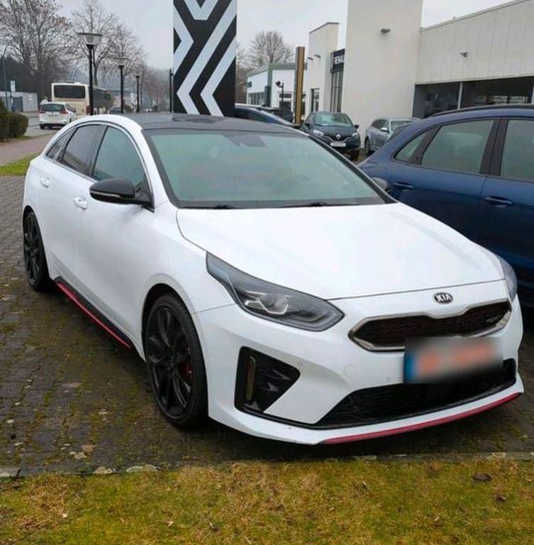 Weiß Gebraucht 2020 Kia ProCeed GT 3 Kleinwagen | 22.999 € (Guter Preis) - Bild 1/4