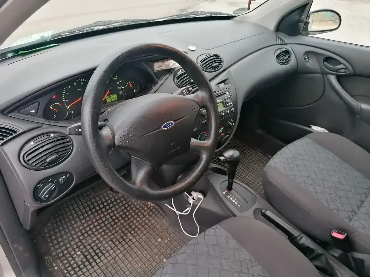 Używany Ford Focus 101 KM (74 kW) 2001 Srebrny Hatchback