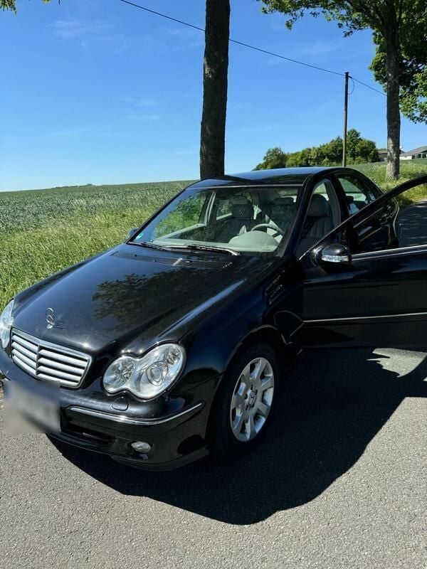 Schwarz Gebraucht 2004 Mercedes C230 Limousine | 4.150 € (Fairer Preis) - Bild 1/4