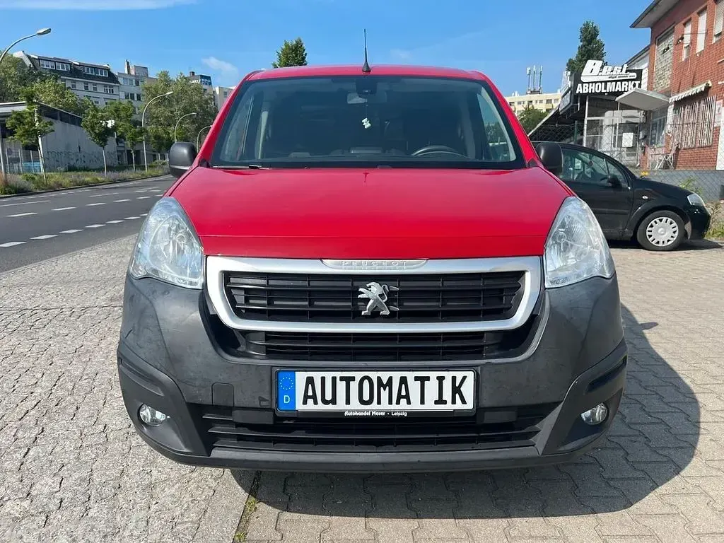 Gebraucht Peugeot Partner Premium 99 PS (72 kW) 2017 Farbe rot ardent/deckende lack Van / Kleinbus