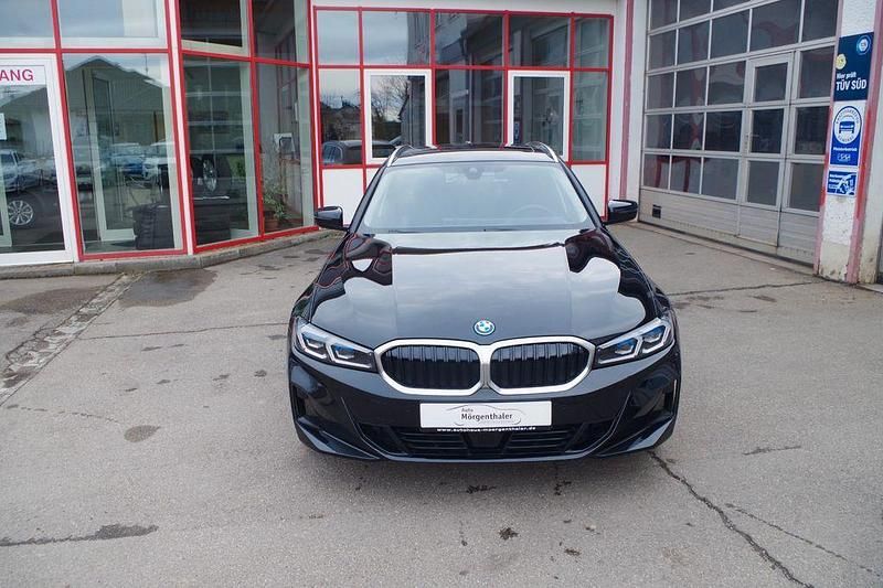 Gebraucht BMW 330e Sport Line 292 PS (214 kW) 2022 Saphirschwarz metallic Kombi