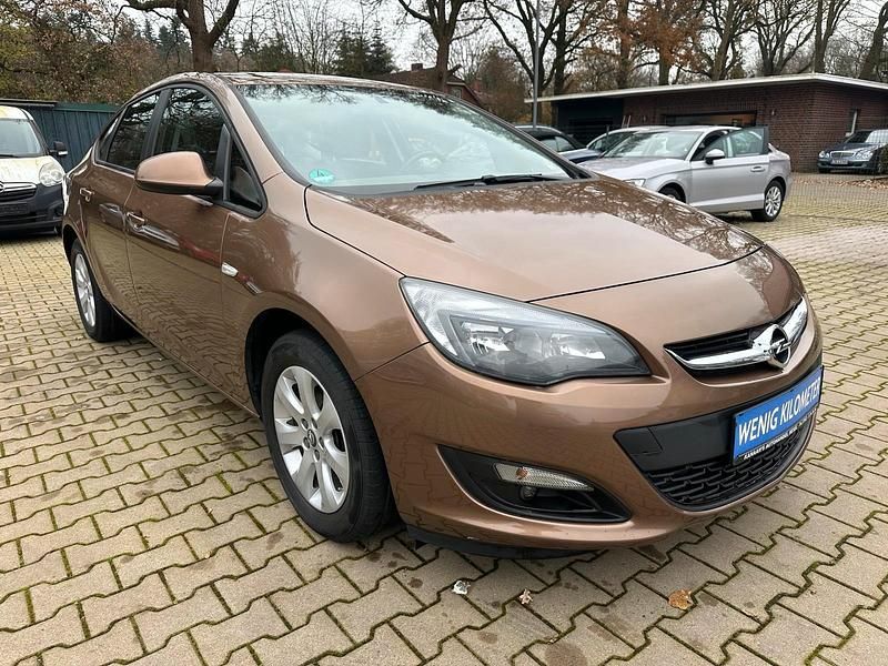 Gebraucht Opel Astra Edition 116 PS (85 kW) 2015 Braun Limousine