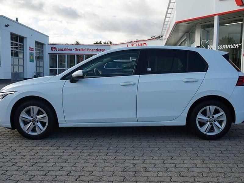 Gebraucht VW Golf VIII Life 131 PS (96 kW) 2020 Pure white Limousine
