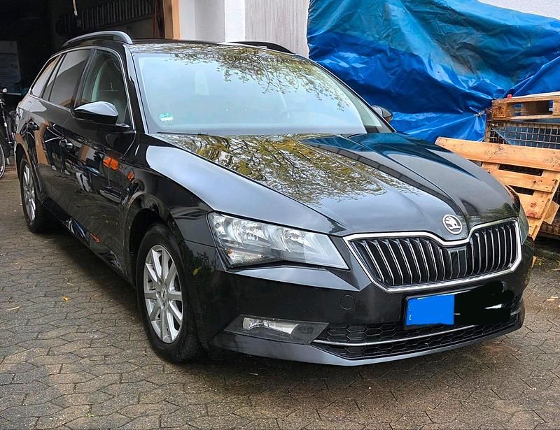 Schwarz Gebraucht 2015 Skoda Superb Kombi | 9.700 € (Teuer) - Bild 1/4