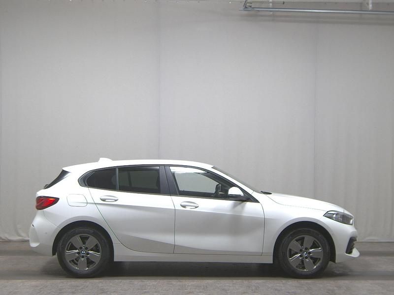 Weiss Gebraucht 2023 BMW 118 Advantage Kleinwagen | 17.780 € (Superpreis) - Bild 1/4