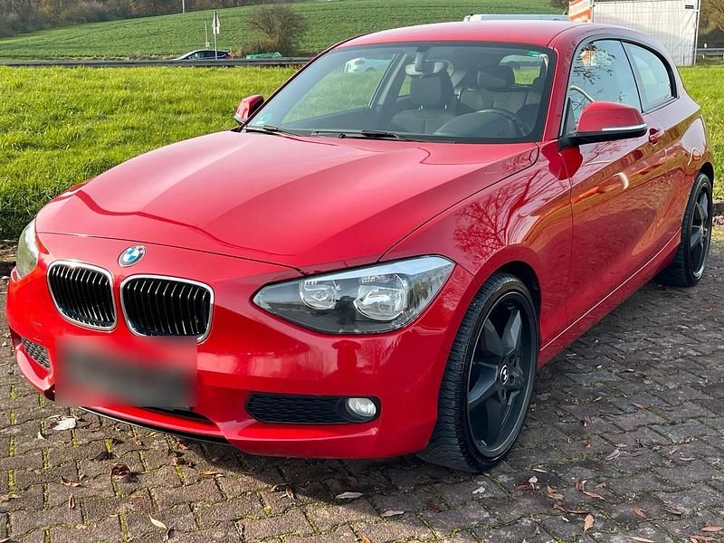 Rot Gebraucht 2015 BMW 114 Kleinwagen | 5.399 € (Fairer Preis) - Bild 1/4