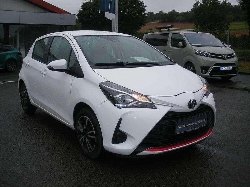 Weiß Gebraucht 2020 Toyota Yaris Club Limousine | 11.890 € (Fairer Preis) - Bild 1/4