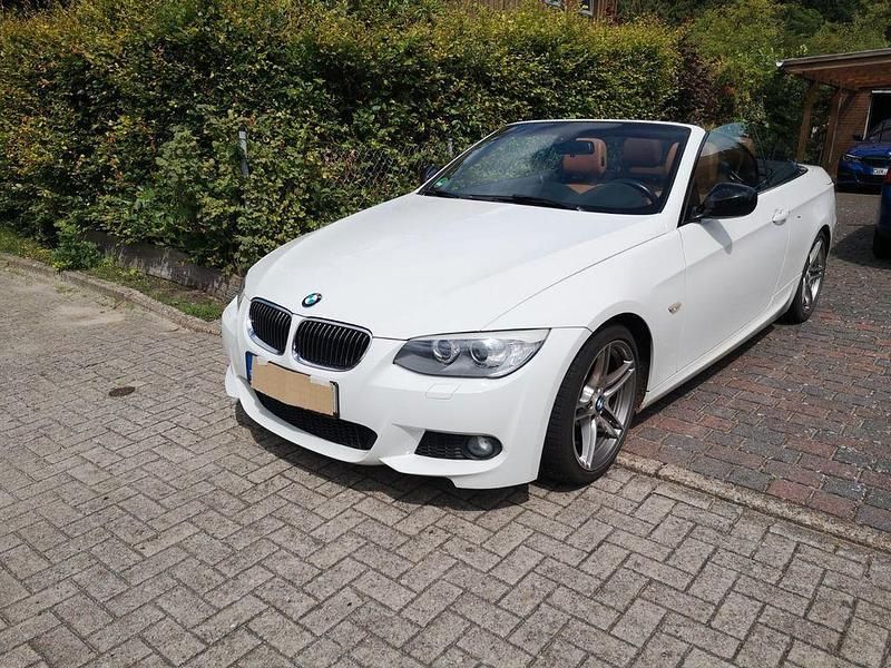 Weiß Gebraucht 2013 BMW 318 Cabriolet M Sport Cabrio | 14.800 € (Fairer Preis) - Bild 1/4