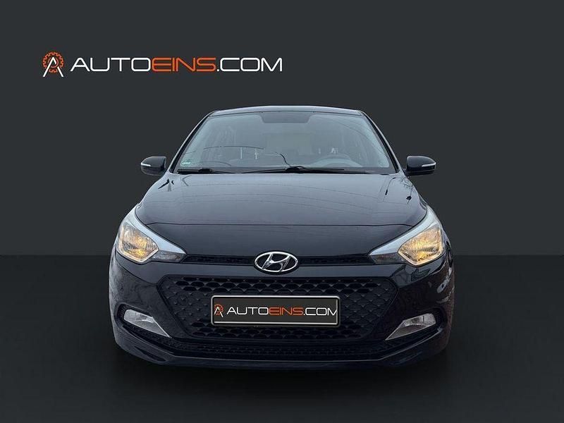 Gebraucht Hyundai i20 Classic 75 PS (55 kW) 2016 Schwarz Limousine