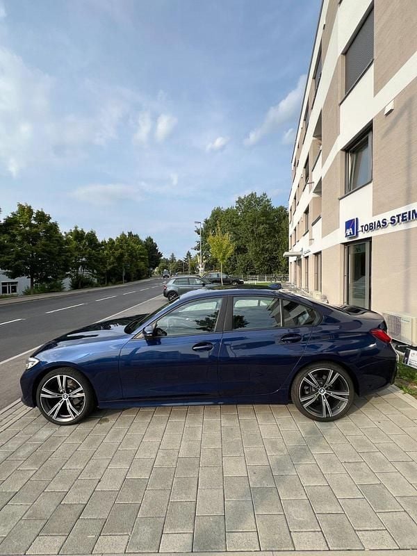 Blau Gebraucht 2020 BMW 320 Limousine | 28.800 € (Fairer Preis) - Bild 1/4