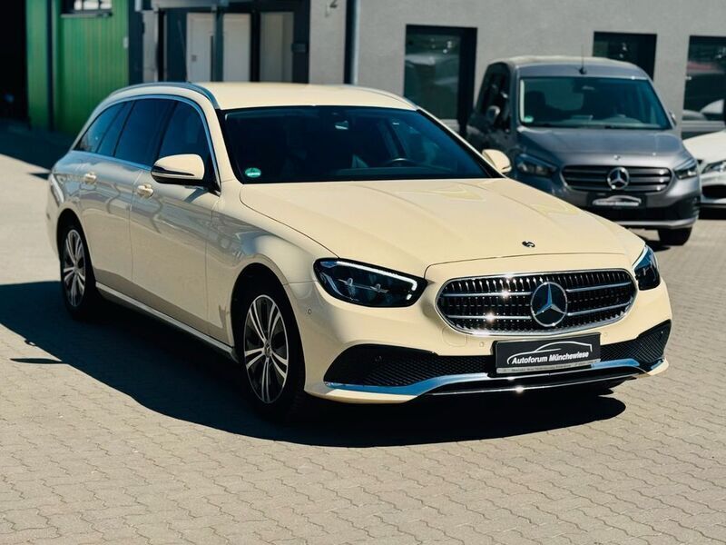 Beige Gebraucht 2023 Mercedes E200 Limousine | 43.990 € - Bild 1/4