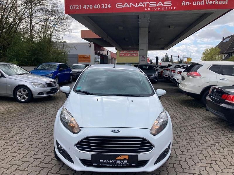Gebraucht Ford Fiesta Trend 101 PS (74 kW) 2014 Weiß Kleinwagen