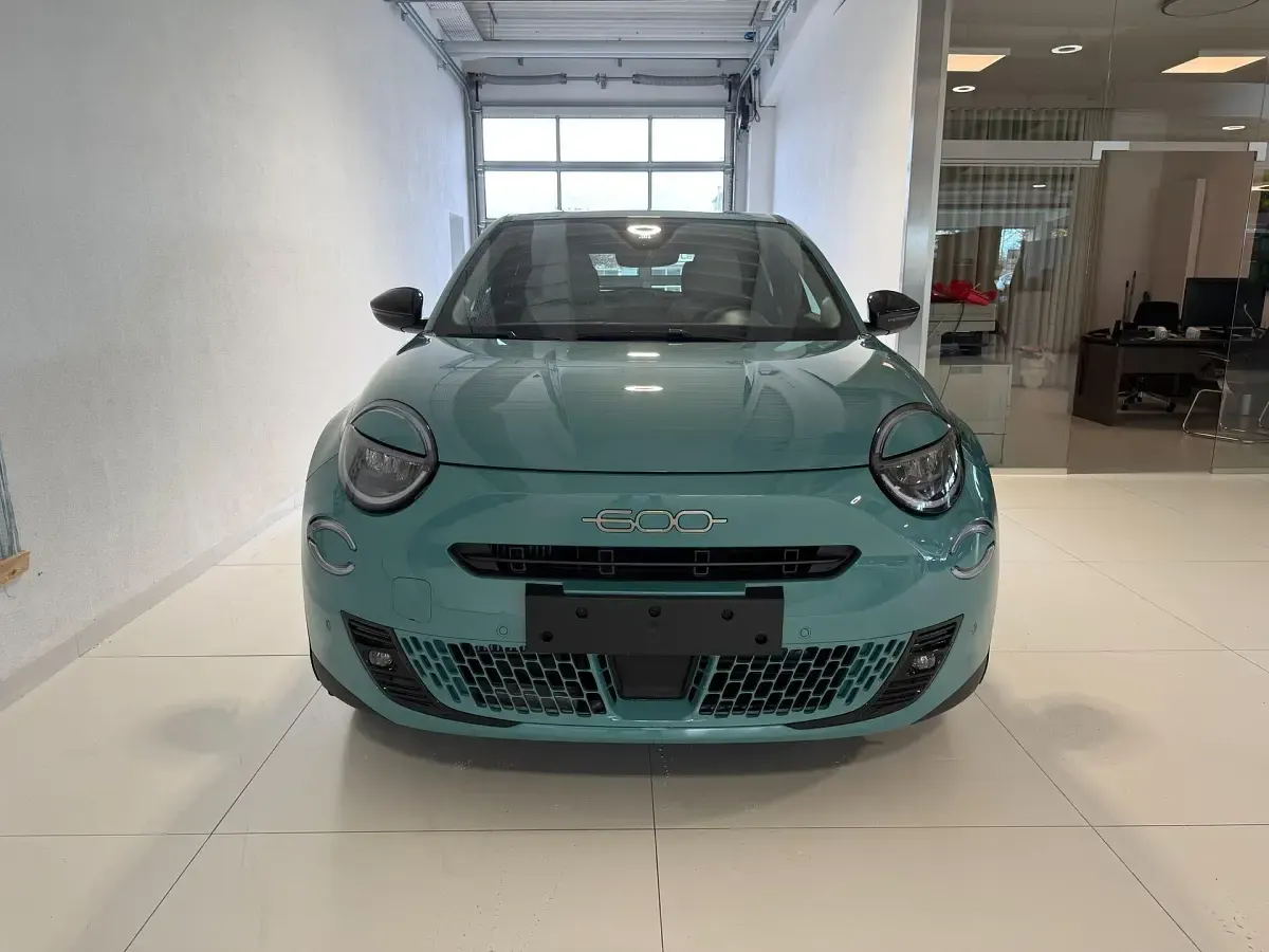 Neu Fiat 600 Dolcevita 145 PS (106 kW) 2026 959 aqua blau SUV