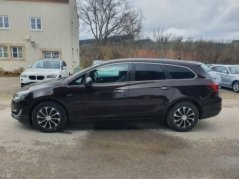 Gebraucht Opel Astra Innovation 165 PS (121 kW) 2013 Rot Kombi