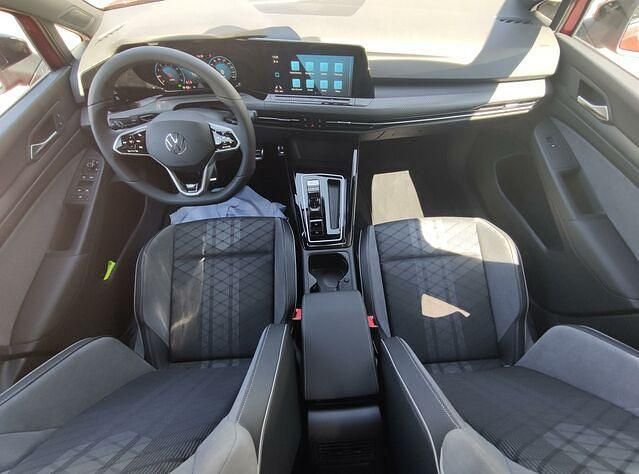 Gebraucht VW Golf VIII R-line 131 PS (96 kW) 2024 Kings red metallic Kombi