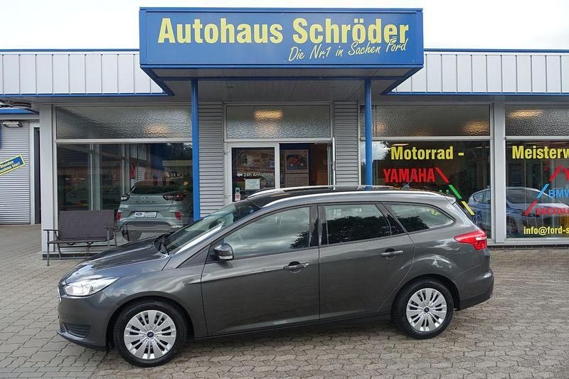 Grau Gebraucht 2017 Ford Focus Trend Limousine | 8.990 € (Fairer Preis) - Bild 1/4