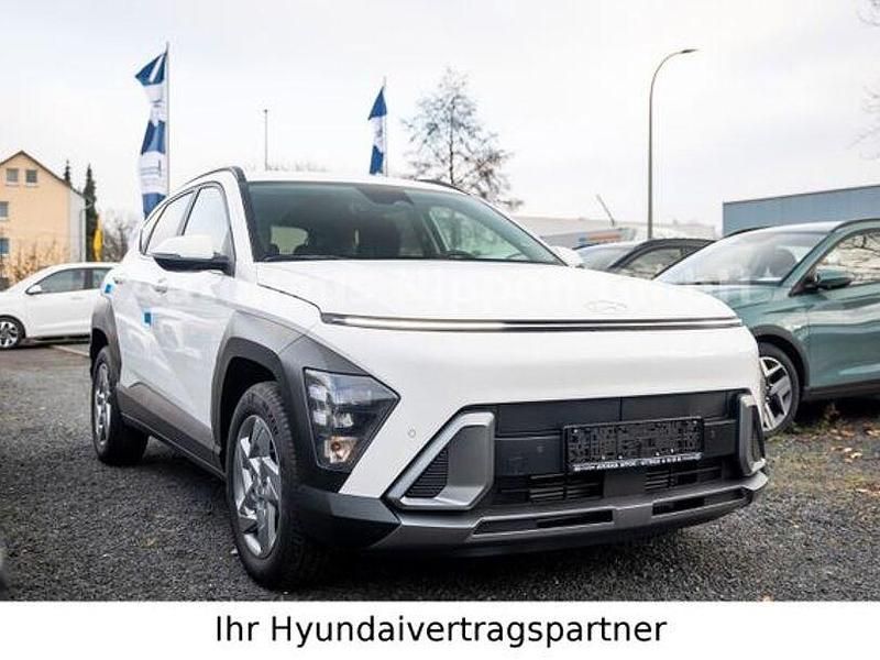 Weiß Neu 2024 Hyundai Kona Trend SUV | 30.985 € (Etwas zu teuer) - Bild 1/4