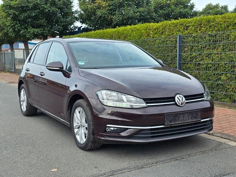 Rot Gebraucht 2018 VW Golf VII Comfortline Limousine | 12.490 € (Fairer Preis) - Bild 1/4