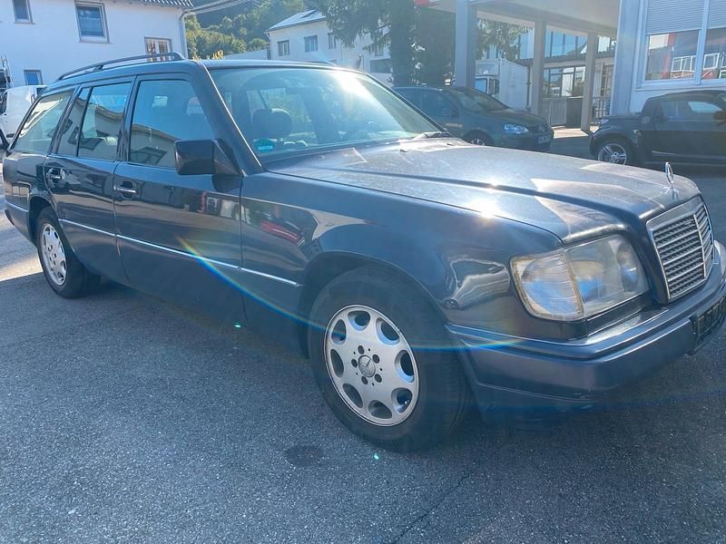 Blau Gebraucht 1996 Mercedes E220 Kombi | 3.990 € (Guter Preis) - Bild 1/4