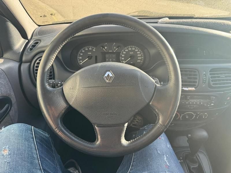 Brugt Renault Mégane 107 HK (78 kW) 1999 Grå Sedan
