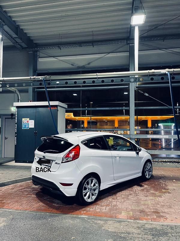 Gebraucht Ford Fiesta 95 PS (69 kW) 2013 Weiß Kleinwagen