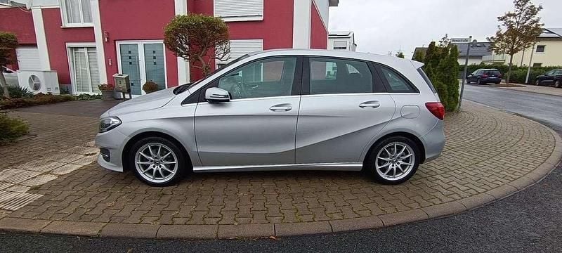 Silber Gebraucht 2018 Mercedes B180 Van / Kleinbus | 14.900 € (Guter Preis) - Bild 1/4