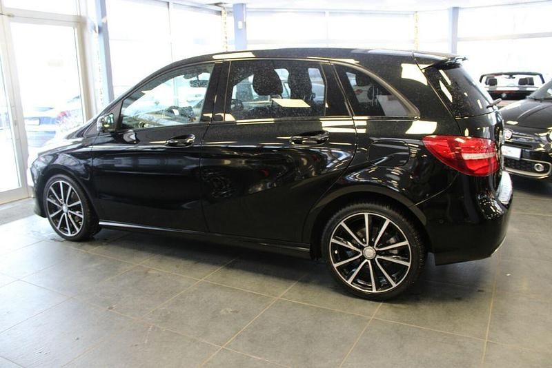 Gebraucht Mercedes B180 Urban 122 PS (89 kW) 2015 Kosmos black metallic Van / Kleinbus