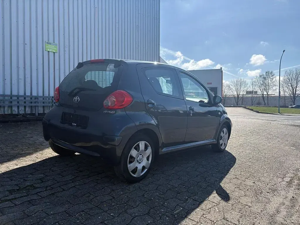 Używany Toyota Aygo 68 KM (50 kW) 2005 Szary Hatchback