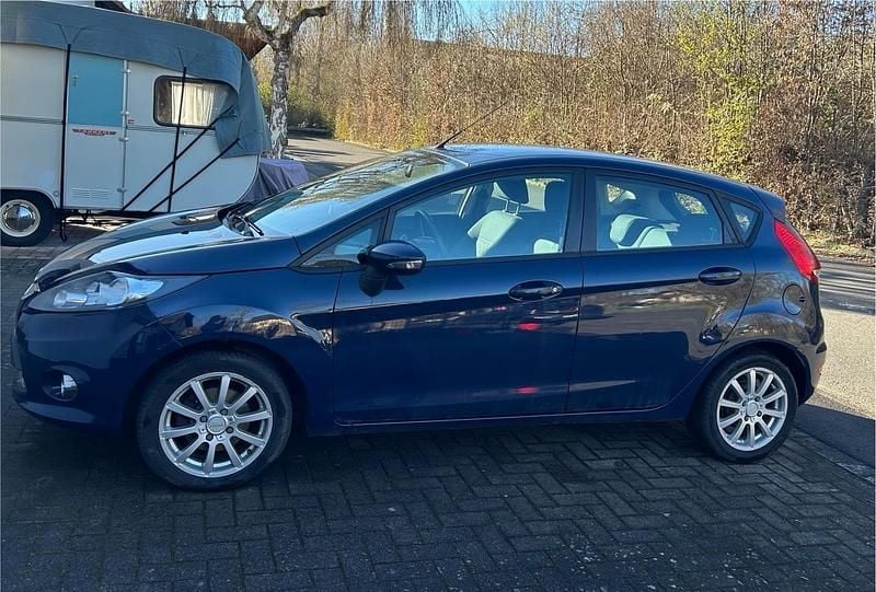 Gebraucht Ford Fiesta 82 PS (60 kW) 2012 Blau Kleinwagen
