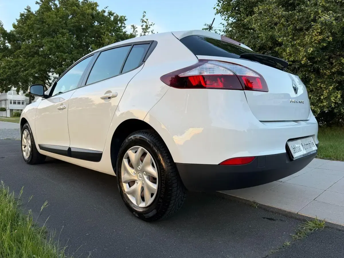 Gebraucht Renault Mégane Authentique 110 PS (80 kW) 2015 Weiß Limousine