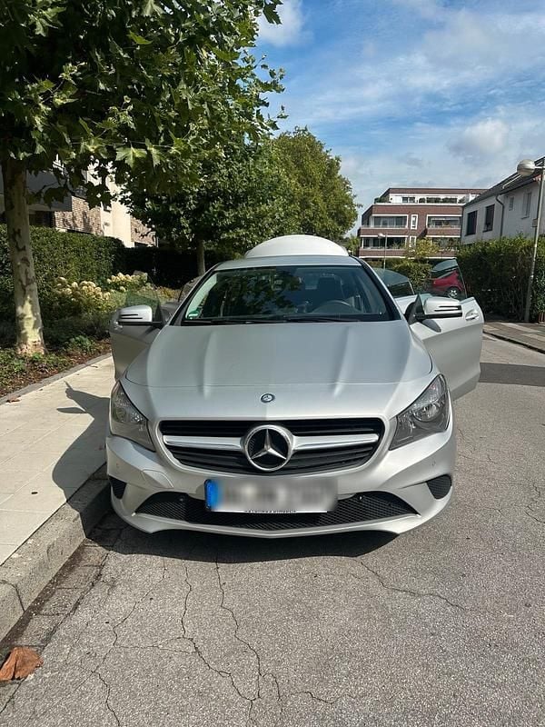 Silber Gebraucht 2013 Mercedes CLA220 Limousine | 14.500 € (Teuer) - Bild 1/4