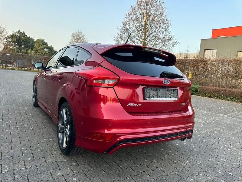 Gebraucht Ford Focus ST-Line 182 PS (133 kW) 2018 Rot Limousine
