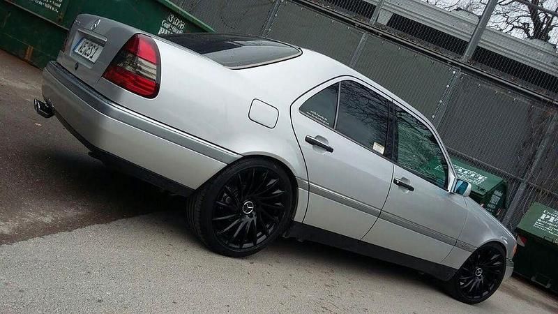 Silber Gebraucht 1993 Mercedes C220 Elegance Limousine | 7.500 € - Bild 1/4