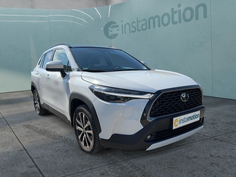 Weiß Gebraucht 2024 Toyota Corolla Hybrid Team SUV | 39.390 € (Teuer) - Bild 1/4