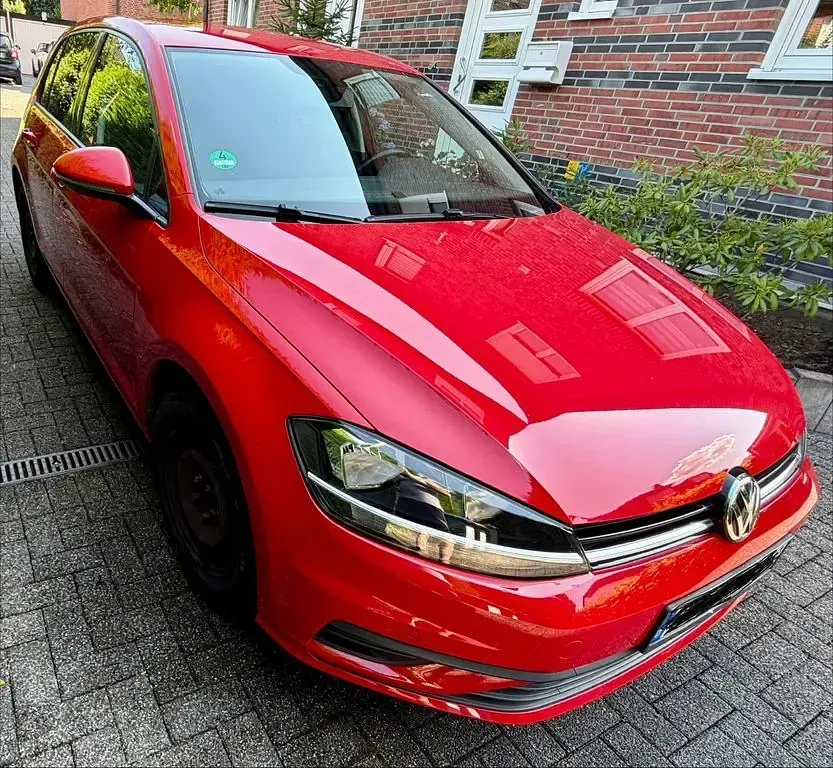 Gebraucht VW Golf VII Trendline 86 PS (63 kW) 2018 Rot Limousine