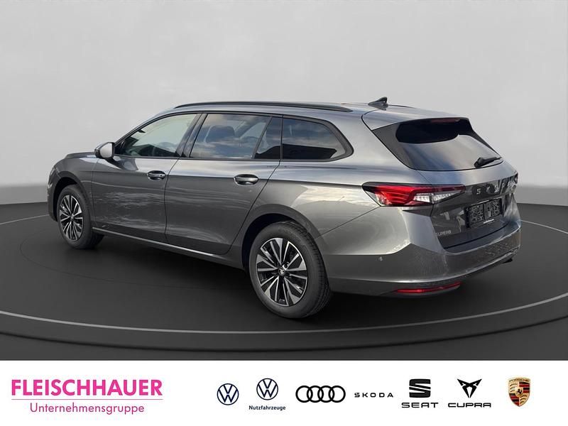 Neu Skoda Superb Selection 265 PS (194 kW) 2026 Grau Kombi