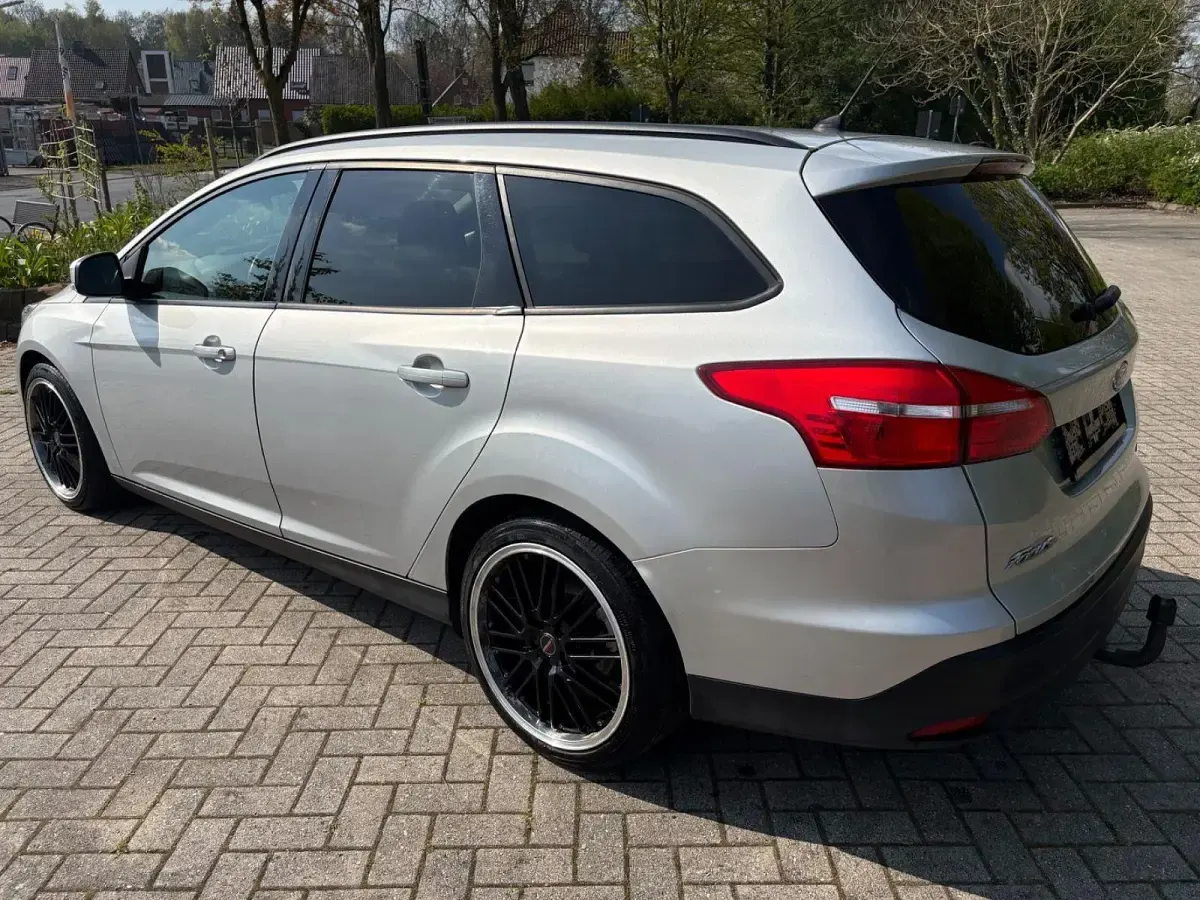 Gebraucht Ford Focus Titanium 125 PS (91 kW) 2015 Silber Limousine