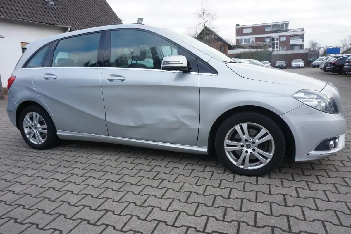Gebraucht Mercedes B200 136 PS (100 kW) 2013 Silber Van / Kleinbus