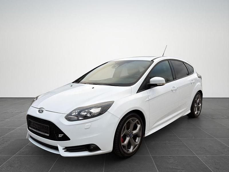 Weiß Gebraucht 2014 Ford Focus ST Limousine | 7.499 € (Guter Preis) - Bild 1/4