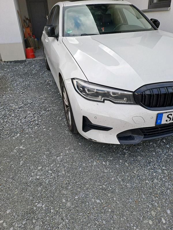 Weiß Gebraucht 2021 BMW 330 Limousine | 28.500 € (Guter Preis) - Bild 1/4