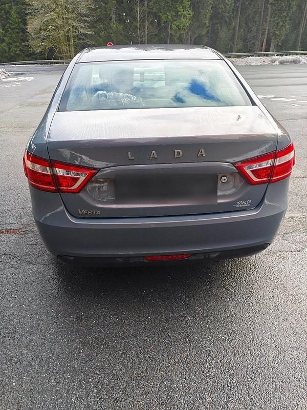 Second-hand Lada Vesta 106 CP (77 kW) 2017 Andere farben Berlinǎ