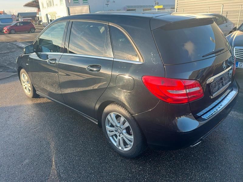 Gebraucht Mercedes B180 109 PS (80 kW) 2012 Schwarz Van / Kleinbus