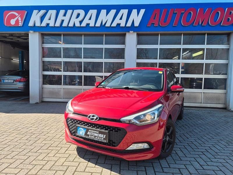 Gebraucht Hyundai i20 Passion 75 PS (55 kW) 2017 Rot Limousine