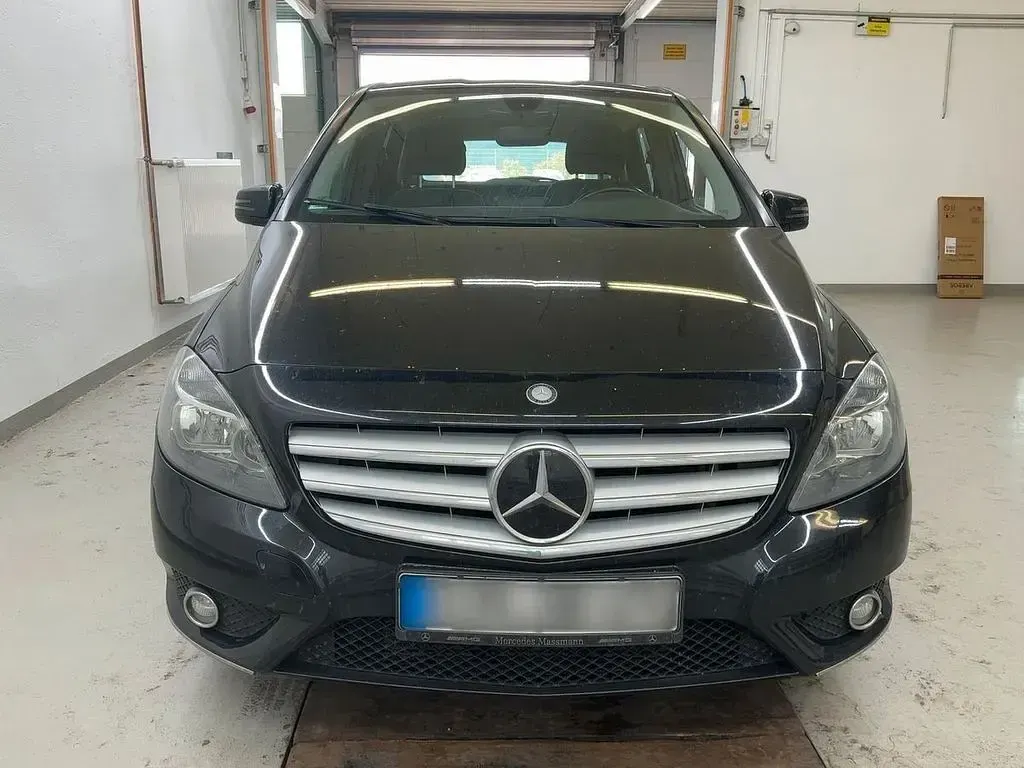 Gebraucht Mercedes B180 109 PS (80 kW) 2013 Schwarz Kleinwagen