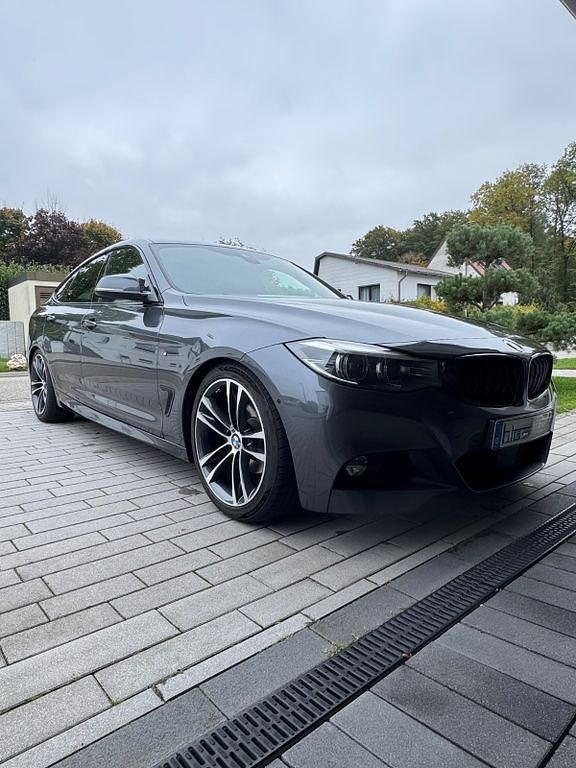 Grau Gebraucht 2019 BMW 320 Gran Turismo Performance Limousine | 18.499 € (Fairer Preis) - Bild 1/4