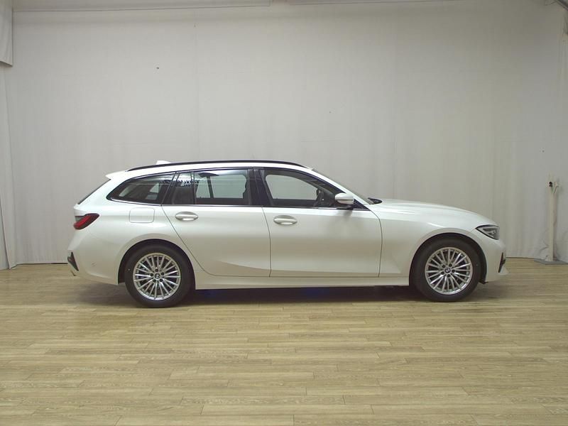 Weiss Gebraucht 2022 BMW 320 Sport Line Kombi | 19.480 € (Guter Preis) - Bild 1/4