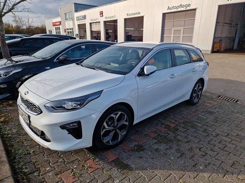 Weiß Gebraucht 2020 Kia Ceed Sportswagon Spirit Kombi | 16.900 € (Guter Preis) - Bild 1/4